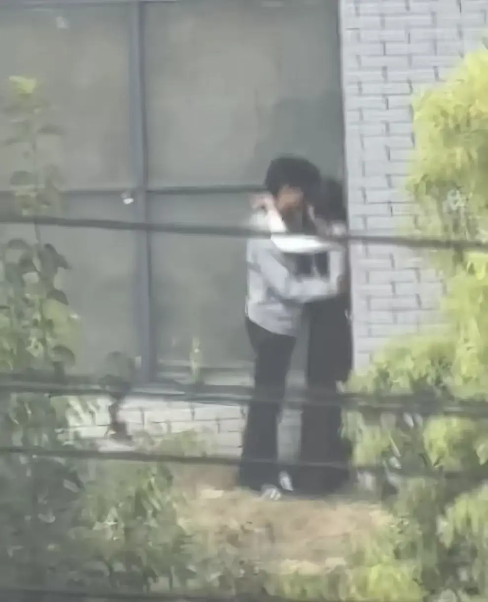 《蚌埠职教园情侣野外吃冰棒视频》原生态高清画面免费看-蚌埠职教园情侣野外视频事件后续-完整版高清资源在线观看